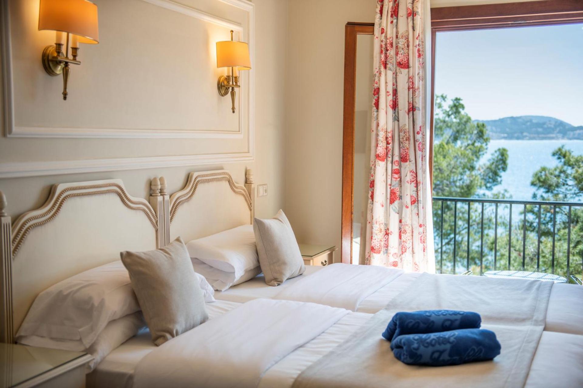 Double or Twin Room Seafront View Balcony