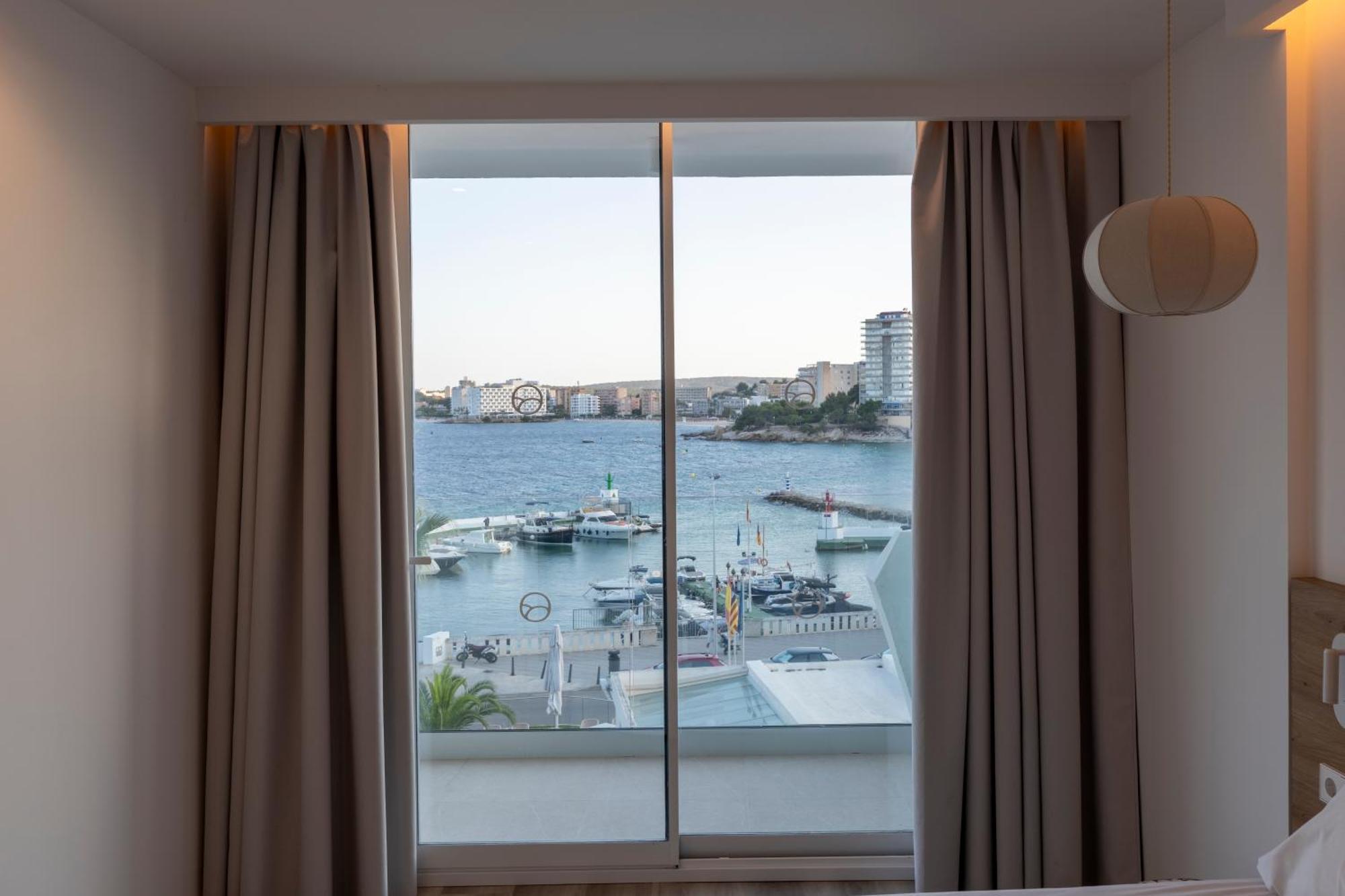 Two-Bedroom Suite Sea View