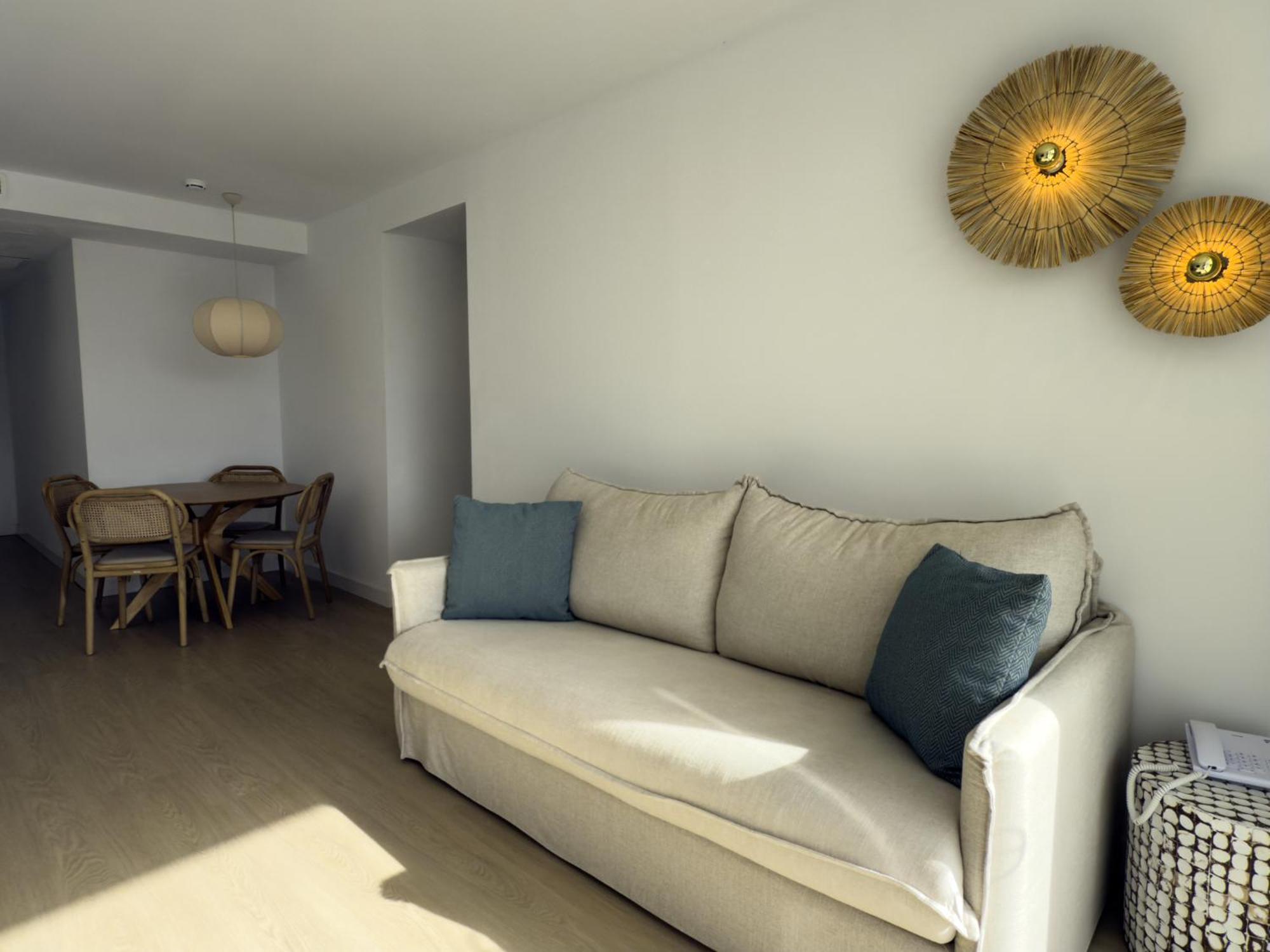 One-Bedroom Suite Lateral Sea View