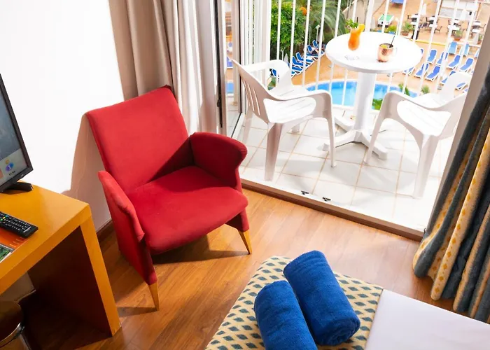 Magaluf (Mallorca) hotels near Cala Portals Vells Beach