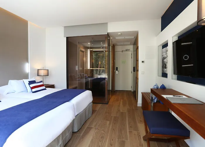 Palma Nova (Mallorca) hotels near The Stage