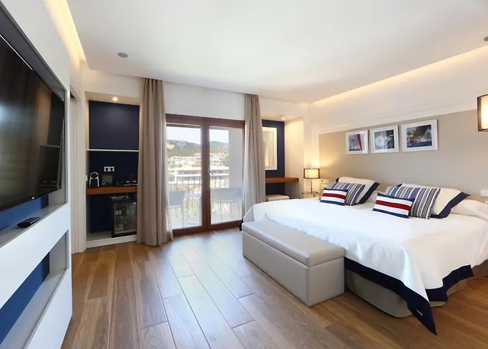 Palma Nova (Mallorca) hotels near The Stage